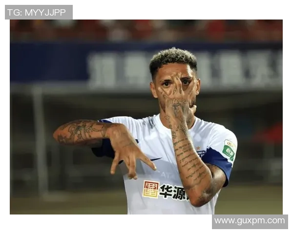 恩里克轻松抽射破门并siu庆祝 玉昆大胜梅州4比0